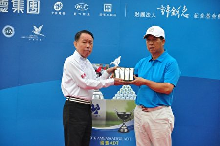  TPGA副理事长林吉祥（右）赠送三千颗练习球，由台湾资生堂董事长李国中代表接受。（赖月贵／大纪元）
