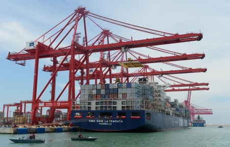經濟部長李世光指出，依賴中國無法救出口，真正問題是台灣的內需不振、投資不足，應該要從GDP成長問題下手。（AFP）