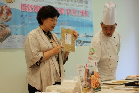 南投县金都餐厅专长乡土美食的厨艺总监阿宏师傅，现场示范了几道特色菜肴的调制。（何伊/大纪元）
