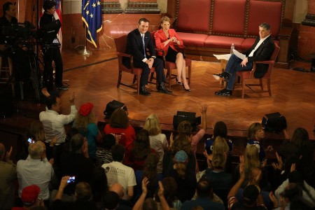 科魯茲與菲奧莉娜4月29日在印第安納州出席福斯新聞舉辦的市政廳會議（town hall）。(Joe Raedle/Getty Images)