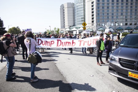4月29日，川普出席加州共和黨大會，在會場地點凱悅酒店外的抗議群眾。(Ramin Talaie/Getty Images)