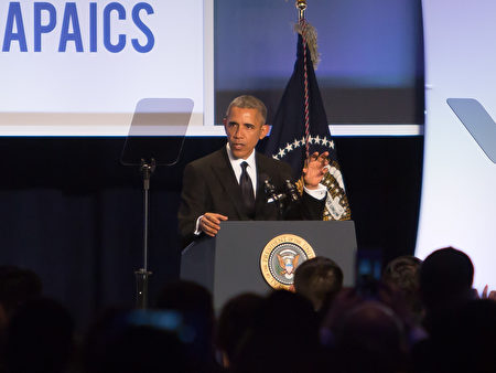 5月4日晚，美國總統歐巴馬出席亞太裔國會研究所在華盛頓希爾頓酒店舉辦的第22屆年度頒獎晚會。（李莎／大紀元）