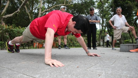 前总统马英九（前）卸任后的第一天，21日早晨在兴隆 路老家前公园里，先做伏地挺身等暖身运动后开始跑步 。(中央社) 