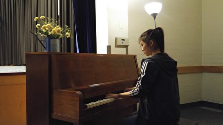 图：白石台湾同乡会举办的音乐暨才艺分享之夜，展现了亲子的天赋才华。图为钢琴表演。 （邱晨/大纪元）
