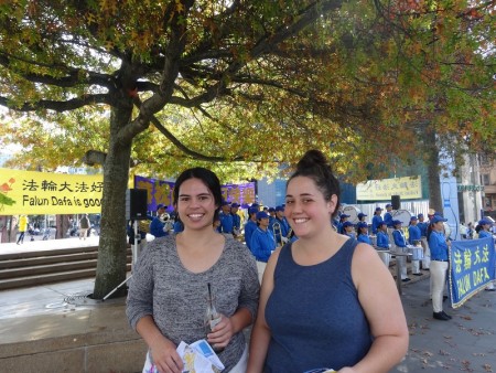 新西蘭大學生佩姬和魯阿娜留影表示支持法輪功。