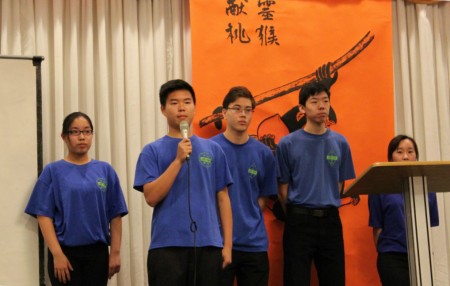 本届毕业生代表分享了他们在德明中文学校学习中文的经历和收获。（何伊/大纪元）