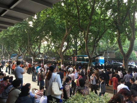 大陆今年高考减招引发江苏、黑龙江等十余城市上万名家长抗议。图为5月14日南京抗议现场。（网络图片）