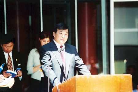 一九九九年六月二十五日李洪志先生在接受美國伊利諾州州長、州財政部長和芝加哥市長嘉獎的頒獎儀式上講話。（明慧網）