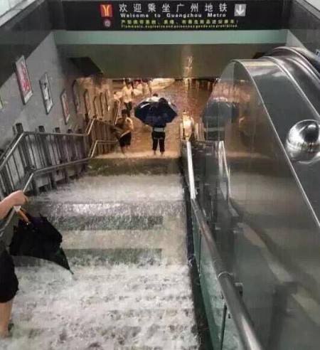 近日，廣州遭暴雨襲擊，全城被淹。圖為雨水倒灌地鐵成瀑布。（網絡圖片）