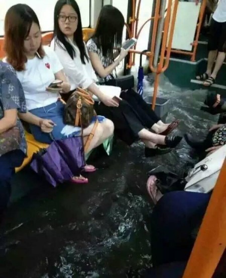 近日，廣州遭暴雨襲擊，全城被淹。圖為雨水倒灌地鐵成瀑布。（網絡圖片）