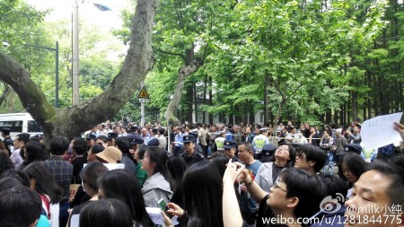 大陆今年高考减招引发江苏、黑龙江等十余城市上万名家长抗议。图为5月14日苏州抗议现场。（网络图片）