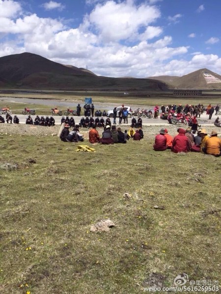 5月6日，四川甘孜藏族自治州康定县塔公乡近千藏民堵路静坐示威，与大量警察对峙，抗议融达锂业有限公司开采锂矿排放毒水，导致水源处的鱼全部死亡。（网络图片）