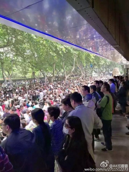 大陆今年高考减招引发江苏、黑龙江等十余城市上万名家长抗议。图为5月14日南京抗议现场。（网络图片）