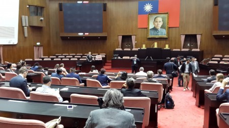 5月19日，總共67家的國際媒體記者團參訪立法院，解說員介紹立法院的歷史，立法院的結構，國會議員的產生，讓國際記者進一步了解臺灣民主政治發展的歷程。（倪爾森／大紀元）