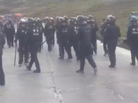5月6日，四川甘孜藏族自治州康定县塔公乡近千藏民堵路静坐示威，与大量警察对峙，抗议融达锂业有限公司开采锂矿排放毒水，导致水源处的鱼全部死亡。（网络图片）