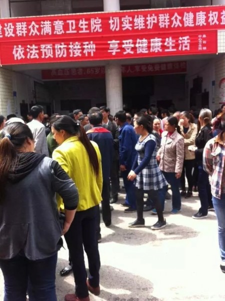 5月3日，四川省彭水縣桑柘鎮上千村民圍堵警察，抗議警察毆打抓捕為被殺死學生討說法的家長。（網絡圖片）