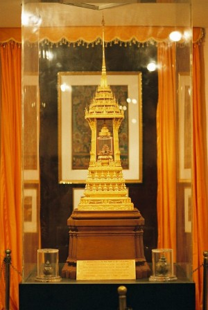 603px-Buddhist_Stupa_containing_relics_of_Buddha,_National_Museum,_New_Delhi