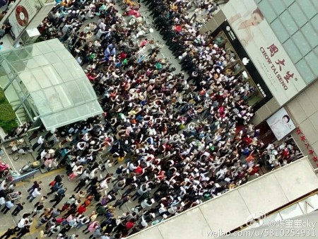大陆今年高考减招引发江苏、黑龙江等十余城市上万名家长抗议。图为5月14日淮安抗议现场。（网络图片）