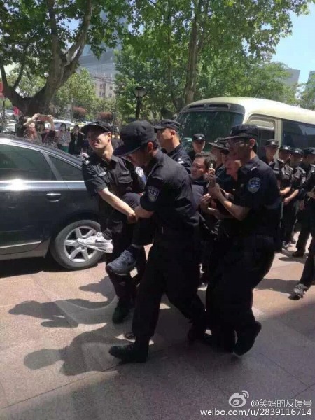 大陆今年高考减招引发江苏、黑龙江等十余城市上万名家长抗议。图为5月16日南京抗议现场。（网络图片）