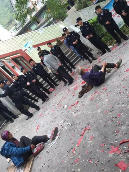 5月3日，四川省彭水縣桑柘鎮上千村民圍堵警察，抗議警察毆打抓捕為被殺死學生討說法的家長。（網絡圖片）