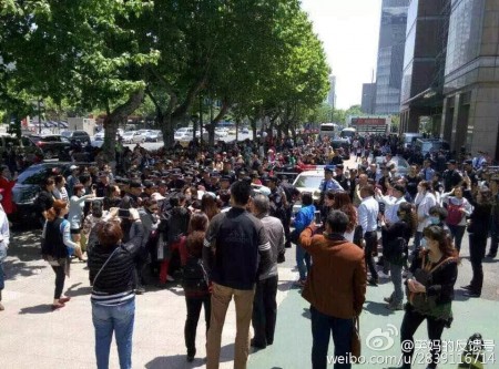 大陆今年高考减招引发江苏、黑龙江等十余城市上万名家长抗议。图为5月116日南京抗议现场。（网络图片）