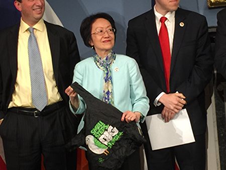 在塑料袋收费法案公听会上，陈倩雯建议市民使用耐用包装袋。