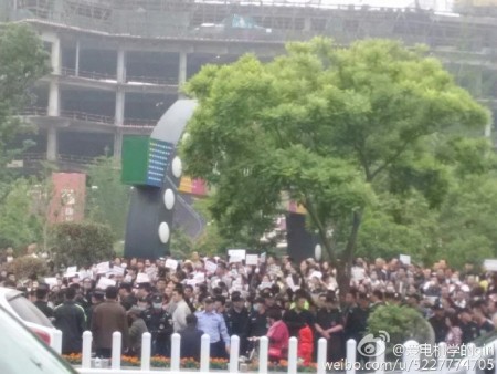 大陆今年高考减招引发江苏、黑龙江等十余城市上万名家长抗议。图为5月14日徐州抗议现场。（网络图片）