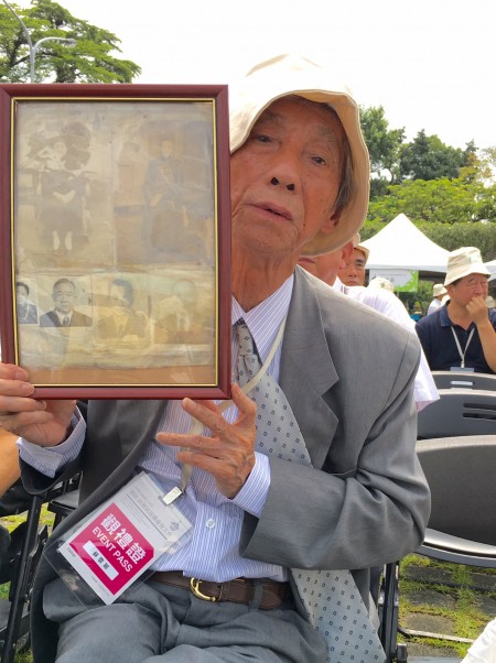 83歳的苏云龙老先生，带着已经在天上的祖父母、父母亲、以及他叔叔、伯伯的遗相一起来到现场。（琳达／大纪元）