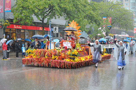 圖：　5月28日，雨中的新西敏海耶克遊行，吸引著各方遊客，情趣盎然。　（大宇/大紀元）