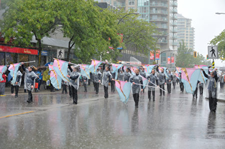 圖：　5月28日，雨中的新西敏海耶克遊行，吸引著各方遊客，情趣盎然。　（大宇/大紀元）