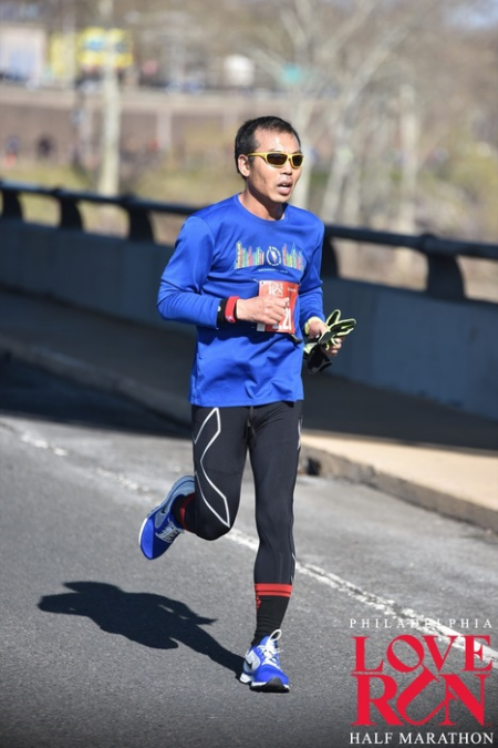 飞狐长跑队教练林宝庆在费城半马拉松长跑途中（图由本人提供）