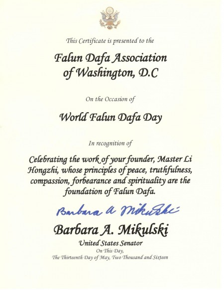 馬里蘭州聯邦參議員芭芭拉‧米庫斯基（Barbara Mikulski）五月十三日向華盛頓特區法輪大法學會頒發褒獎。