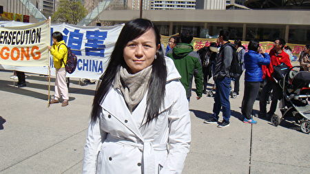 香港移民Angela丁表示，修煉後，曾經患有的嚴重哮喘、失眠、畏寒怕冷等10幾種病痊癒了。（伊鈴/大紀元） 