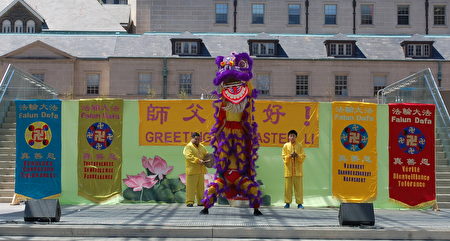 當天慶祝活動的節目精彩紛呈。圖為中國傳統節目——舞獅。（ Jimmy Pizolinas/大紀元）