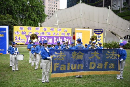 新加坡天国乐团表演，拉开当日庆祝活动的序幕（苏每善/大纪元）