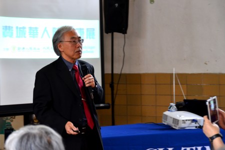 天普大学医院放射肿瘤系主任Curtis Miyamoto医学博士在做讲演。（良克霖/大纪元）