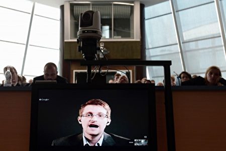2014年6月，NSA举报人斯诺登通过视频会议向欧盟官员讲话。（Frederick Florin/AFP/Getty Images）
