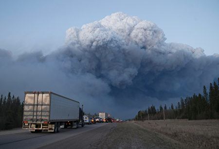 加拿大阿爾伯塔麥克默里堡（Fort McMurray）地區的野火已經延燒了6天，導致近10萬人大逃亡。(Scott Olson/Getty Images)