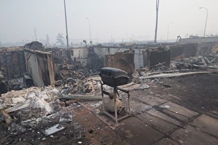 有逃離的目擊者表示，大火現場如同世界末日或戰區。(Scott Olson/Getty Images)