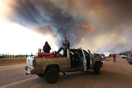 撤離的車隊。(COLE BURSTON//AFP/Getty Images)