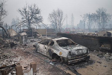 有逃離的目擊者表示，大火現場如同世界末日或戰區。(Scott Olson/Getty Images)