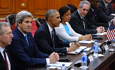 US President Barack Obama (C), flanked by US Secretary of State John Kerry (2nd L), National Security Advisor Susan Rice (3rd R) and US Trade Representative Michael Froman (2nd R), holds official talks with Vietnam's Prime Minister Nguyen Xuan Phuc (not pictured) at Phuc's cabinet office in Hanoi on May 23, 2016. Obama praised "strengthening ties" between the United States and Vietnam at the start of a landmark visit on May 23, as the former wartime foes deepen trade links and share concerns over Chinese actions in disputed seas. / AFP / POOL / HOANG DINH NAM (Photo credit should read HOANG DINH NAM/AFP/Getty Images)