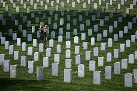 TOPSHOT - Members of the US Army place American flags at graves at Arlington National Cemetery May 26, 2016 in Arlington, Virginia in preparation for Memorial Day. / AFP / Brendan Smialowski (Photo credit should read BRENDAN SMIALOWSKI/AFP/Getty Images)