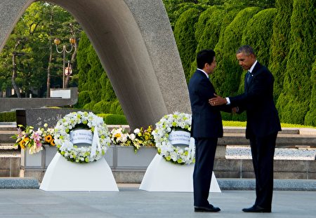 2016年5月27日奧巴馬在廣島獻花後和日本首相安倍晉三握手。 ( JIM WATSON/AFP/Getty Images)