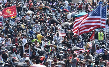 Thousands of motorcycle riders participating in the Rolling Thunder XXIX Ride For Freedom line up in the Pentagon parking lot May 29, 2016 shortly before parading through Washington, DC, to raise awareness for American Prisoners of War and warriors currently missing in action. / AFP / PAUL J. RICHARDS (Photo credit should read PAUL J. RICHARDS/AFP/Getty Images)