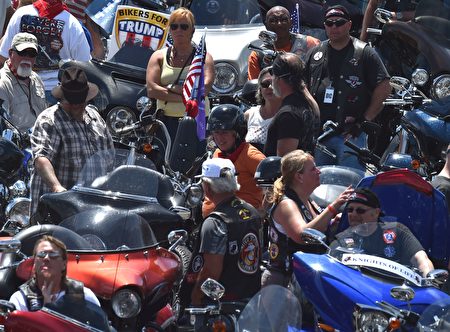 Motorcyclists participating in the Rolling Thunder XXIX Ride For Freedom park in the Pentagon parking lot May 29, 2016 shortly before parading through Washington, DC, to raise awareness for American Prisoners of War and warriors currently missing in action. / AFP / PAUL J. RICHARDS (Photo credit should read PAUL J. RICHARDS/AFP/Getty Images)