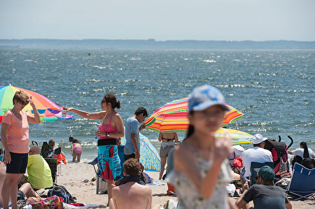 5月29日，纽约又迎来了炎热的一天，康尼岛海边满是消暑的市民。（Stephanie Keith/Getty Images）