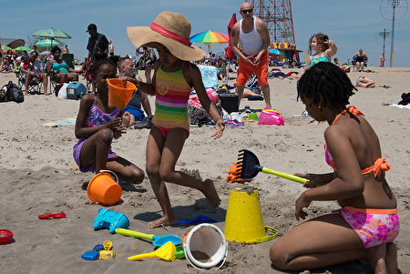 5月29日，纽约康尼岛终于正式向市民开放了，沙滩上满是消暑的市民。（Stephanie Keith/Getty Images）