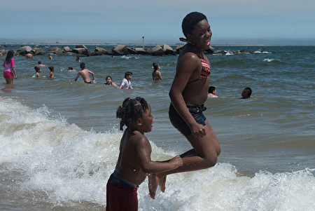 5月29日，紐約康尼島終於正式向市民開放了，人們在海水中嬉戲。（Stephanie Keith/Getty Images）