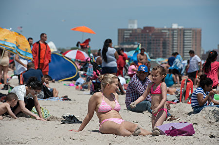5月29日，纽约康尼岛终于正式向市民开放了，沙滩上满是消暑的市民。（Stephanie Keith/Getty Images）